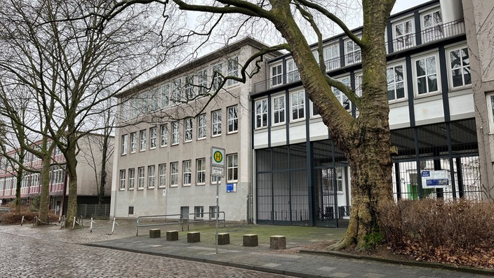 Blick auf das Gebäude des Steinbart-Gymnasiums in Duisburg