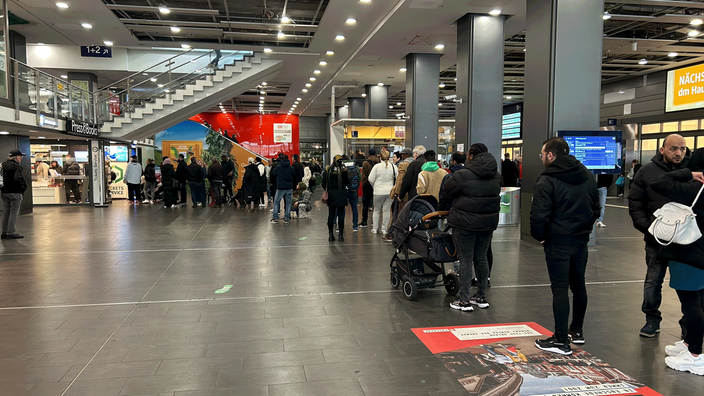 Lange Schlangen vor dem VRR-Ticketservice im Essener Hauptbahnhof