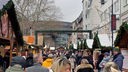 Menschen auf dem Weihnachtsmarkt.