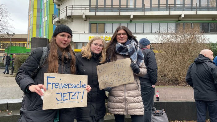 Nach Hackerangriffen: Studierende der Uni Duisburg-Essen demonstrieren