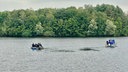 Mit zwei Polizeibooten sucht die Polizei auf dem Duisburger Wolfsee nach dem Verunglückten. 