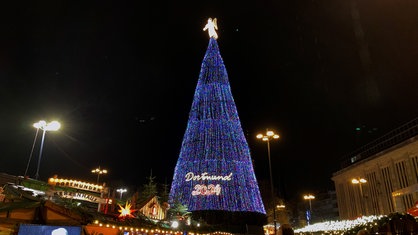 Die beleuchtete Tanne auf dem Dortmunder Weihnachtsmarkt 