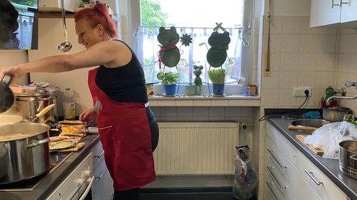 Sylwia Rother kocht für hunderte Menschen auf fünf Quadratmetern