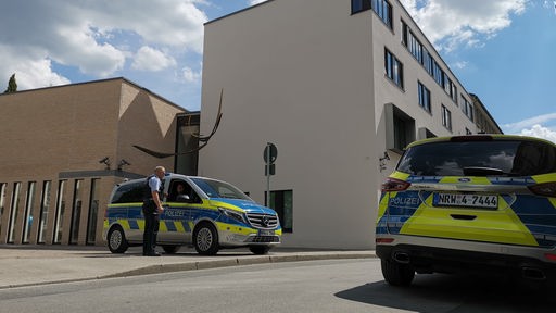 Polizeiautos stehen vor der Synagoge in Gelsenkirchen