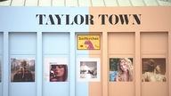 Auf einer Wand in Gelsenkirchen steht groß "Taylor Town", darunter sind Album-Cover der Sängerin zu sehen