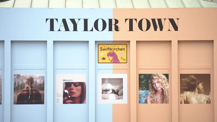 Auf einer Wand in Gelsenkirchen steht groß "Taylor Town", darunter sind Album-Cover der Sängerin zu sehen
