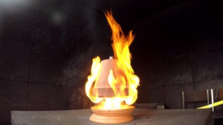 Ein Teelichtofen steht in Flammen.
