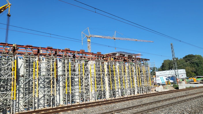 Schwerer Träger auf Betonpfeiler