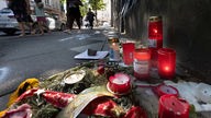 Trauer-Blumen und Kerzen erinnern an den Tod eines 16-jährigen Jugendlichen.