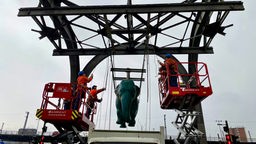 Tuffi-Skulptur in Oberhausen wird an Seilen in die Luft gehoben