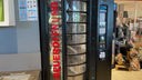 Der Automat von vorne, mit roter Aufschrift "Neueröffnung"