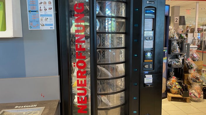 Der Automat von vorne, mit roter Aufschrift "Neueröffnung"