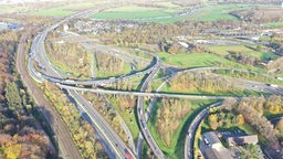 Das Autobahnkreuz Kaiserberg in Duisburg von oben aus der Luft betrachtet.