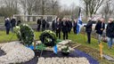 Olaf Thon am offenen Grab zur Umbettung von Schalke-Legende "Stan" Libuda