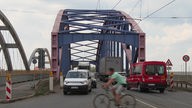 Viele Autos und ein Radfahrer an der Karl-Lehr-Brücke in Duisburg.