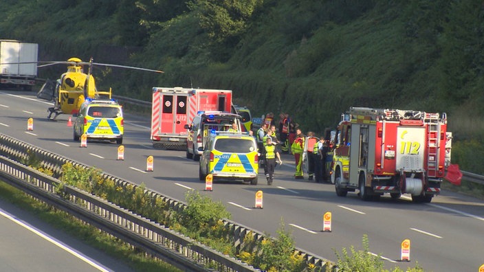 Mehere Kranken- und Polizeiwagen stehen auf der Autobahn 2. An der Stelle war ein Helfer angefahren worden.