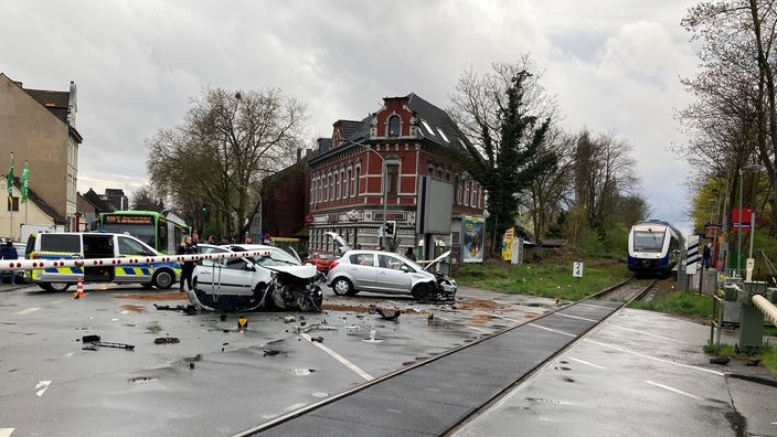 Unfall auf Oberhausener Bahnübergang - zwei zerstörte Autos und rechtzeitig gebremster Regionalzug