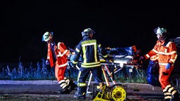 Einsatzkräfte retten einen Mann in Hagen nach einem Unfall.