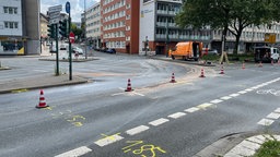 Auf der Kreuzung zwischen Ottilienstraße, Limbecker Platz und Hindenburgstraße in Essen sind noch die Spuren eines schweren Unfalls zu sehen, die Straße ist teilweise abgesperrt, Kraftstoffflecken wurden abgestreut