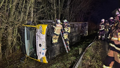 Linienbus durchbricht Leitplanke und kippt um