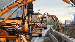 Drei Fahrzeuge schneiden Büsche auf dem Zwischenstreifen der A45