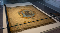 Das Bild zeigt eine 172 Jahre alte Fahne aus Seide. Sie ist von der Turngemeinde zu Bochum, der Keimzelle des heutigen VfL Bochum.
