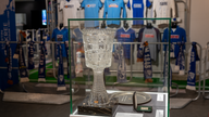 Das Foto zeigt eine Nachbildung des DFB-Pokal aus Glas in der Ausstellung "175 Jahre VfL Bochum"