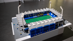 Das Bild zeigt einen Nachbau des Bochumer Ruhrstadions aus Lego-Steinen
