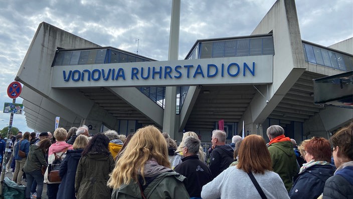 Mehrere Menschen stehen vor dem Bochumer Ruhrstadion