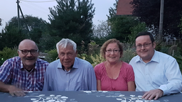 Reinhard Göddemeyer mit Vereinsmitgliedern von "Engel mit Herz"