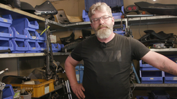Motorradmechaniker Daniel Voss steht in seiner Werkstatt