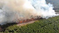 Rauch steigt von einem Wald aus Iserlohn auf. Dort hatte es 2022 gebrannt.