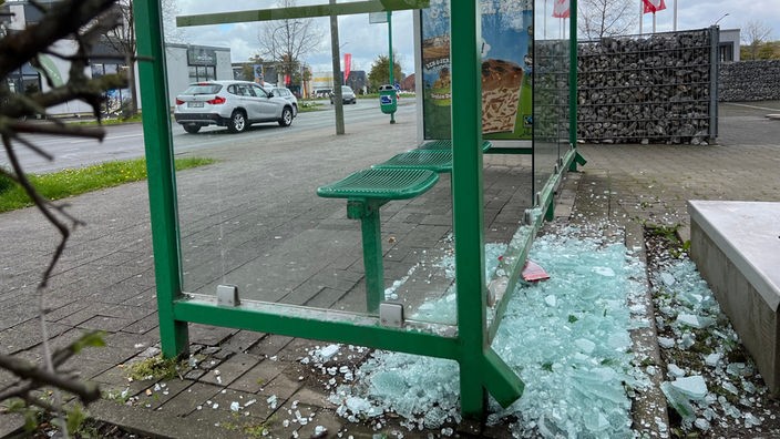 Unbekannte zerstören über 30 Buswartehäuschen in Hamm