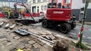 Nach einem Wasserrohrbruch klafft ein großes Loch in einer Straße in Essen-Frohnhausen