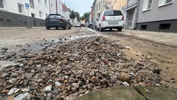 Nach Wasserrohrbruch: Absperrband vor einem großen Loch mitten in einer Straße