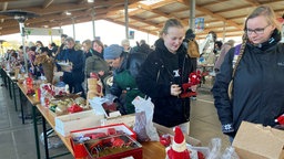 Menschen auf dem Adventmarkt im Herner Wertstoffhof