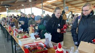 Menschen auf dem Adventmarkt im Herner Wertstoffhof