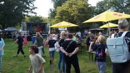 Viele Besucher sind vor Ort auf der Wiese zwischen Regattabahn und Duisburger Stadion