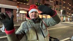 Ein Mann mit Weihnachtsmütze auf der Straße