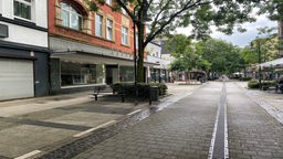 Eine Fußgängerzone mit leerstehenden Geschäften und kaum Menschen