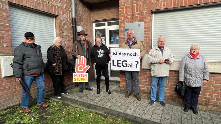 Wittener Mieter und Mieterverein protestieren vor LEG-Büro in Witten
