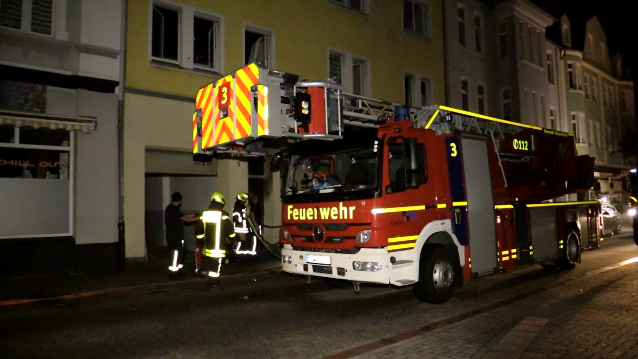 Feuerwehrauto vor brennendem Wohnhaus in Gelsenkirchen 