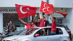 Auf der Fahrt zum Stadion in Dortmund feiern türkische Fans
