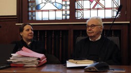 Vertreter der Nebenklage Prof. Dr. Feltes und Lisa-Grüter sitzen im Gerichtssaal