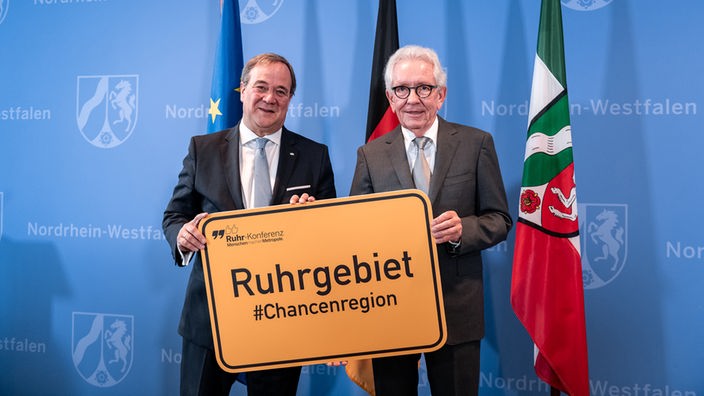 06.11.2019, Düsseldorf: Armin Laschet, und Stephan Holthoff-Pförtner bei einer Kabinetts-Pressekonferenz zur weiteren Umsetzung der Ruhrkonferenz. 