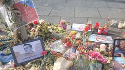 Blumen und Kerzen für Nawalny nahe des russischen Generalkonsulats in Bonn
