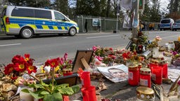 Vor dem dem russischen Generalkonsulat liegen Blumen und stehen Kerzen im Gedenken an den gestorbenen Journalisten Alexei Nawalny