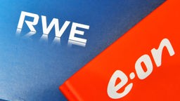 Archivbild: Die Logos von RWE und Eon 