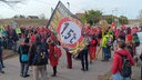 Menschen protestieren gegen RWE in Manheim