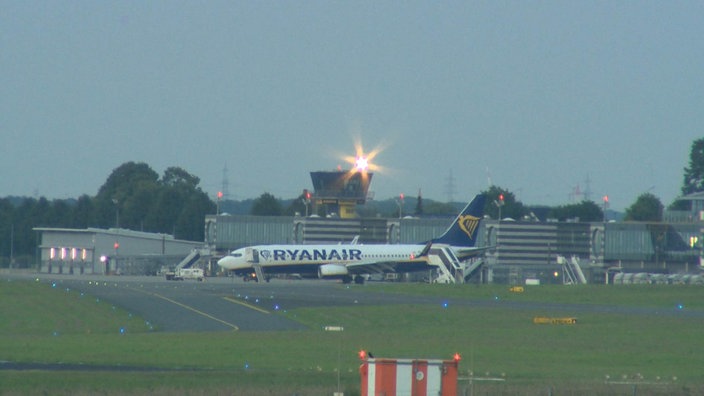 Eine Ryanair-Maschine am Flughafen Dortmund muss nach vermeintlichem Vogelschlag mit knapp 200 Passagieren zurückkehren